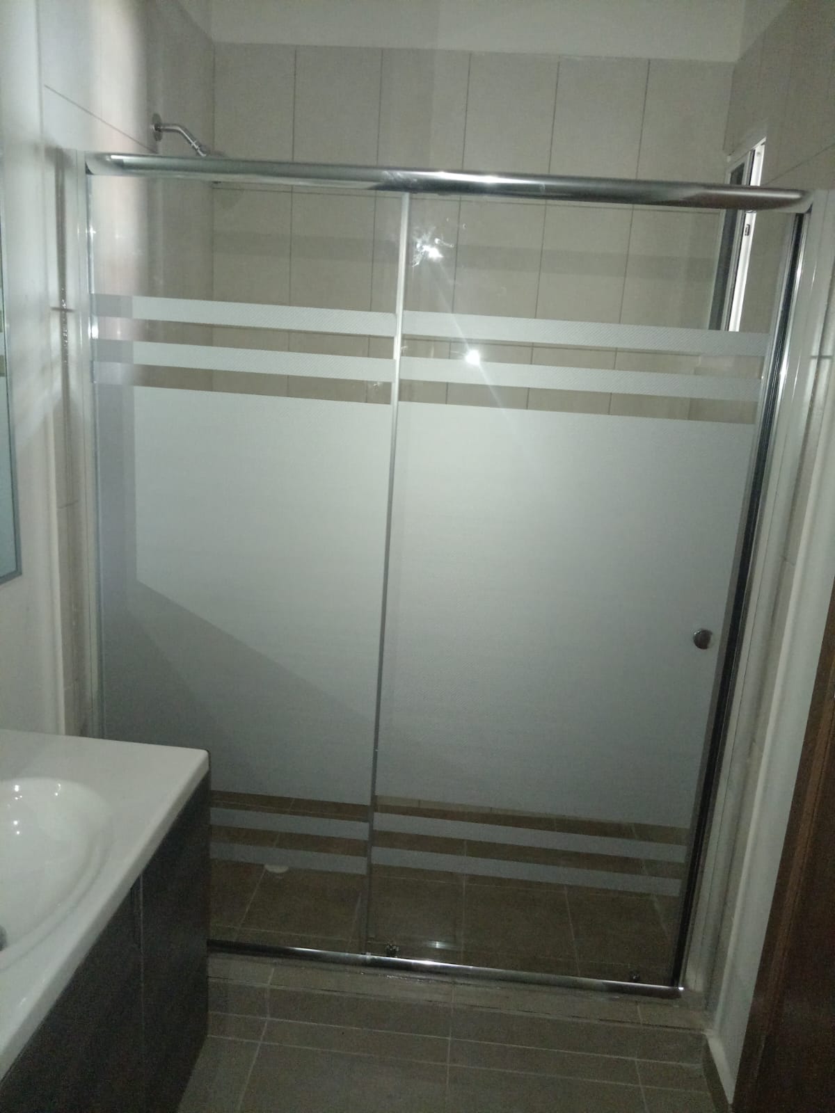 Mampara de baño corrediza en vidrio templado - Fabricación Ventanas Vigil